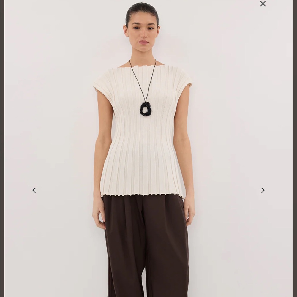 DISSH LOE CREAM SLEEVELESS KNIT TOP